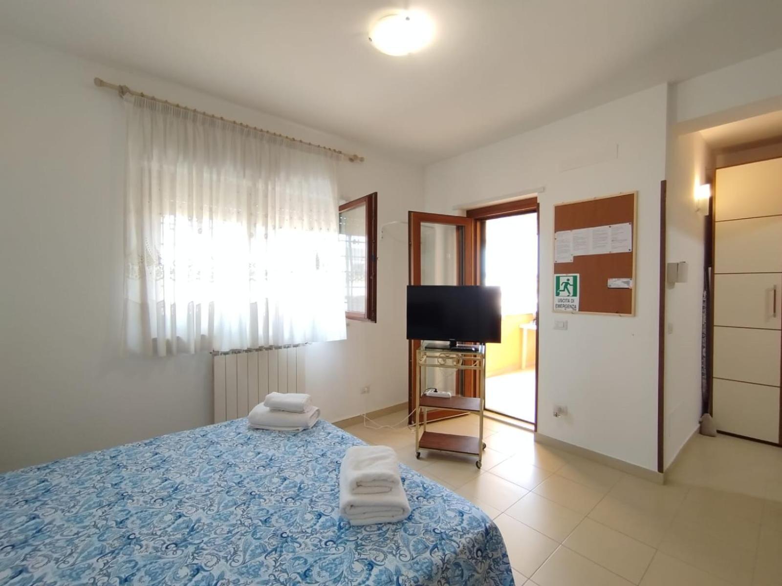 Gala Mini Apartment Fiumicino Bagian luar foto